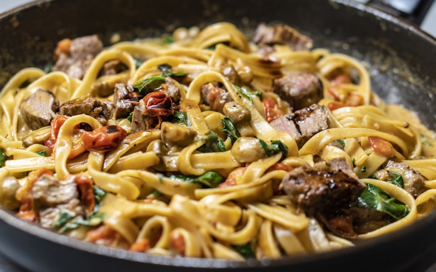 Massa italiana artesanal com molho e ervas frescas
