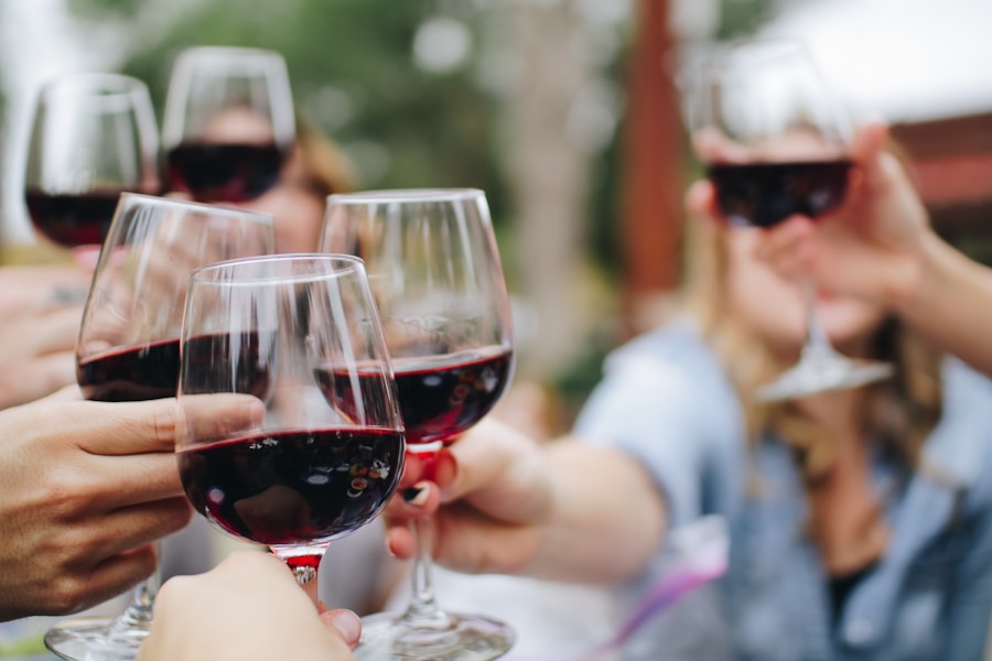 Vinho tinto servido para um brinde especial